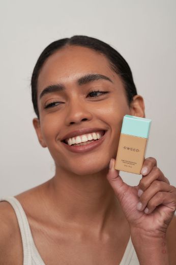 Immagine di Sweed Glass Skin Foundation 10 Medium N (30ml)