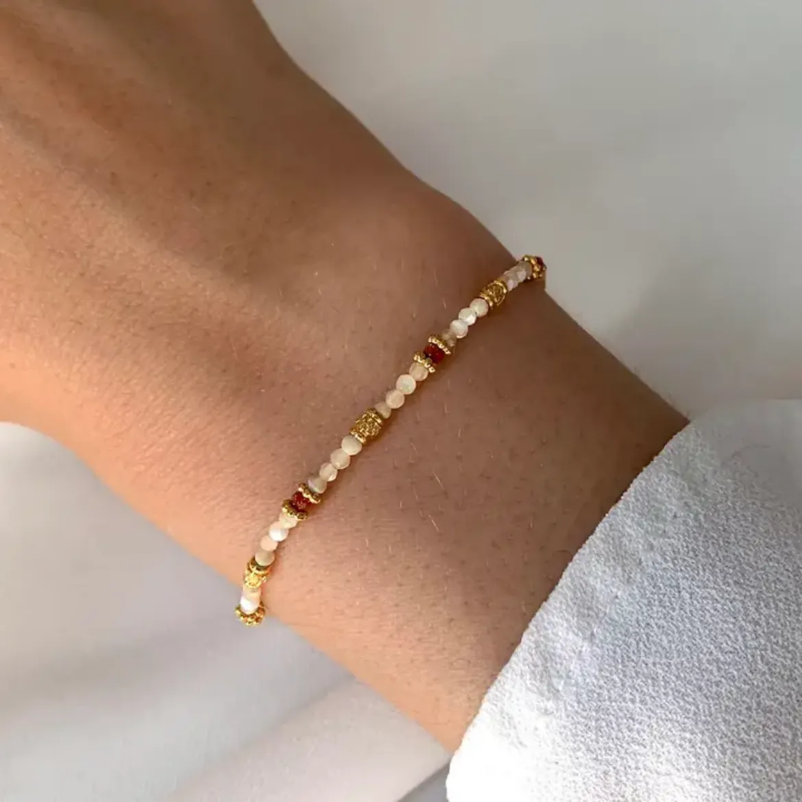 Bild von Victoire Collection Damenarmband mit weissen Perlmuttperlen